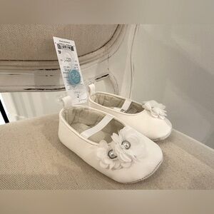 🦢 3~6 Mth Elegant White Baby Shoes with Floral Design NWT